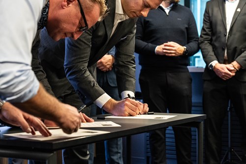 Conrad og Byggma signerer kontrakt